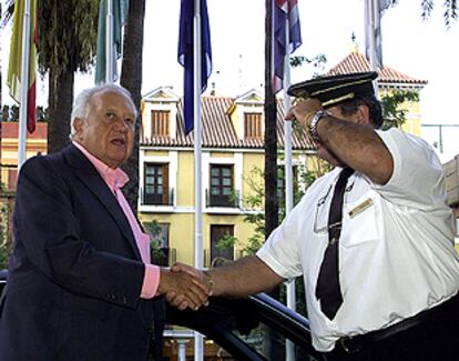 Mario Soares, ex presidente de Portugal, ayer a su llegada a Sevilla.