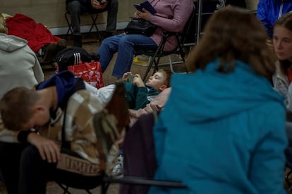 Vecinos de la capital se refugian en el interior de una estación de metro. 