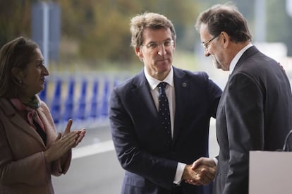 Feij&oacute;o, con Ana Pastor y Mariano Rajoy en un acto en Galicia.