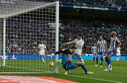 Ronaldo marca ante el Deportivo de la Coruña en un partido de Liga, el 14 de febrero de 2015.