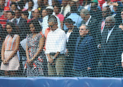 Barack Obama y Raúl Castro durante el minuto de silencio por los atentados de Bruselas.