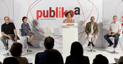 Mercedes Arbaiza introduce la lectura del manifiesto de Publikoa, ayer en Bilbao.