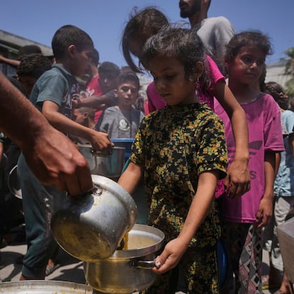 Palestinians receive donated food at a community kitchen in Gaza City, Tuesday, June 10, 2025. (AP Photo/Jehad Alshrafi)
Associated Press/LaPresse