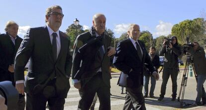 El seleccionador español de fútbol, Vicente del Bosque a su llegada este mediodía al tanatorio de La Paz.