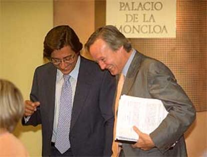 El portavoz del Gobierno, Pío Cabanillas, y el ministro de Exteriores, Josep Piqué, en La Moncloa.