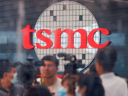 Logo de TSMC en un centro de I+D de la compañía en Hsinchu (Taiwan).