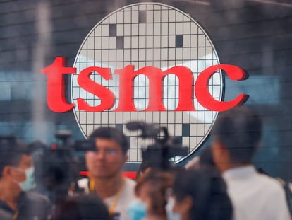 Logo de TSMC en un centro de I+D de la compañía en Hsinchu (Taiwan).