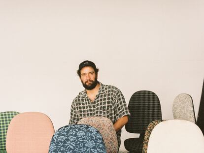 Lucas Muñoz y las sillas tapizadas con retales para las oficinas de wozere, creadas junto a la diseñadora textil Inés Sistiaga.