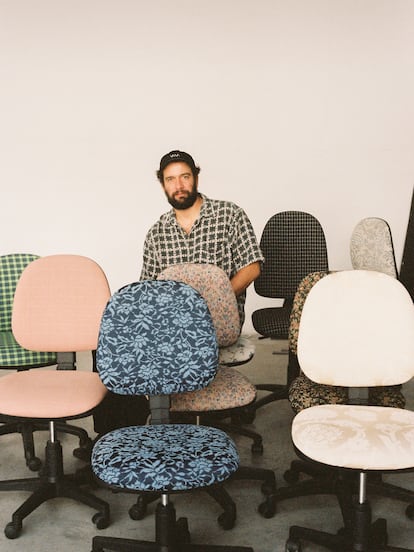 Lucas Muñoz y las sillas tapizadas con retales para las oficinas de wozere, creadas junto a la diseñadora textil Inés Sistiaga.