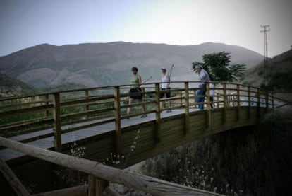 Uno de los puentes que integran la ruta, con la montaña de Jabalcuz al fondo.