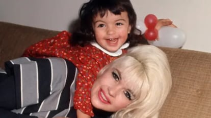 Mariska Hargitay, con su madre Jayne Mansfield, en una imagen de 'My Mom Jayne'.