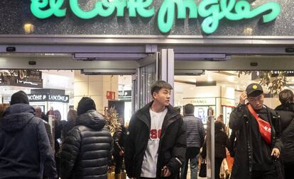 Clientes a la entrada de un establecimiento de El Corte Inglés en Madrid.