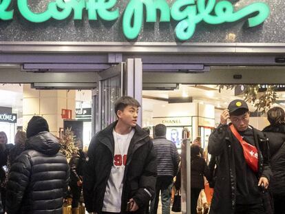 Clientes a la entrada de un establecimiento de El Corte Inglés en Madrid.