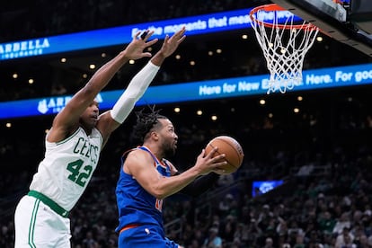 Jalen Brunson, de los New York Knicks, entra a canasta ante Al Horford, de los Celtics, en el partido de este lunes.