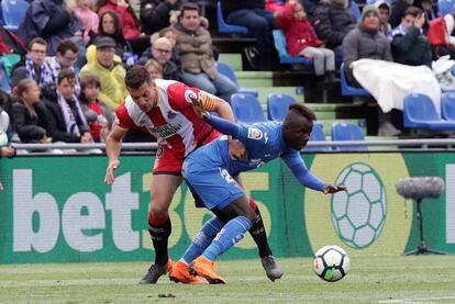 Alcalá pelea un balón con Amath.