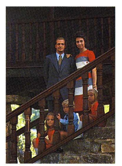 Sin embargo, la postal navideña de 1972 nada tiene que ver con las anteriores, y en ella la familia real da una imagen más actual, posando juntos en La Zarzuela.