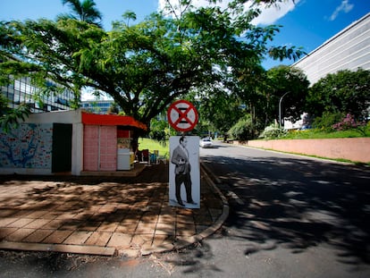 Grafite do arquiteto Oscar Niemeyer em uma quadra residencial de Brasília.