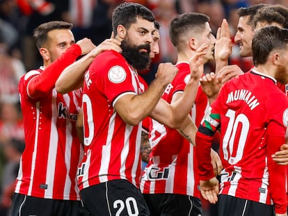 Asier Villalibre celebra su segundo tanto frente al Alavés.