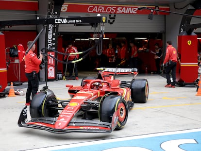 Carlos Sainz, saliendo de boxes en el GP de China.