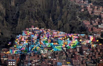 Vista del colorido barrio Chualluma en La Paz (Bolivia). Las calles multicolores del barrio de Chualluma, en una zona pobre de La Paz, dejaron de recibir turistas por el coronavirus, frenando la idea de sus vecinos de montar un circuito turístico para obtener mayores ingresos económicos.