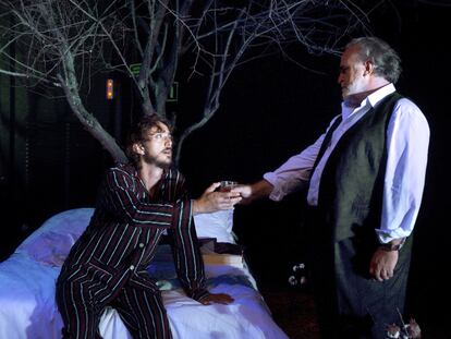 Joan Carreras (izquierda) y Andreu Benito, en una escena de <i>La gata sobre el tejado de zinc caliente,</i> de Tennessee Williams, con dirección de Àlex Rigola.