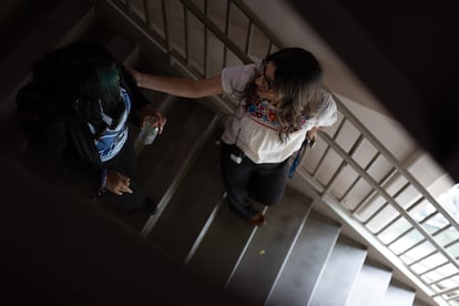 La subdirectora Lorena Reynoso habla con los alumnos, que se alegran de verla o tienen preguntas que hacerle.