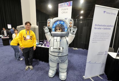 Una mujer vestida con un traje de astronauta en el 'stand' de AI NOVA, el nuevo 'software' de Polaris Office.