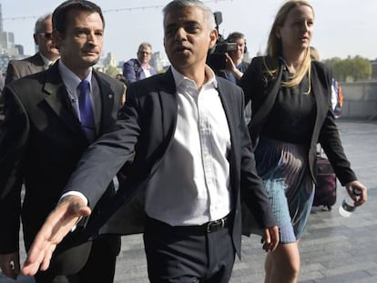 El alcalde de Londres Sadiq Khan, en su primer día de trabajo.