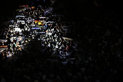 Aficionados del Real Madrid con las bufandas en alto durante la celebración del título de Copa conseguido por su equipo.