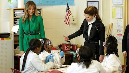 Melania Trump y, a la derecha, la reina Rania, durante una visita a una escuela de Washington el pasado miércoles.