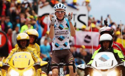 Romain Bardet celebra su victoria.