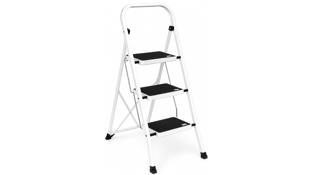 Escalera plegable de tres peldaños con estructura de acero.
