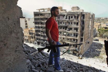 Un rebelde libio contempla la ciudad de Misrata desde lo alto de un edificio derruido.