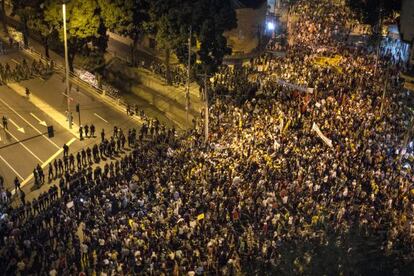 Los manifestantes se reúnen alrededor del cordón policial a varias calles de Maracaná.