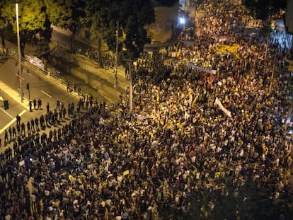 Los manifestantes se reúnen alrededor del cordón policial a varias calles de Maracaná.