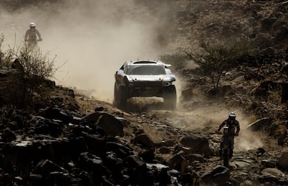 Jeremie Gerber, de Tld Racing, Carlos Sainz y Lucas Cruz, de Ford M-Sport, y Murun Purevdorj, de Nomadas Adventure, en acción durante la etapa 1 del Rally Dakar este sábado.