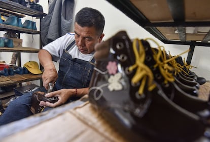 Elaboración de zapatos en el taller Jugar, en San Mateo Atenco.