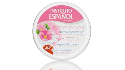 Esta crema hidratante y calmante reduce las estrías y la apariencia de manchas visibles.