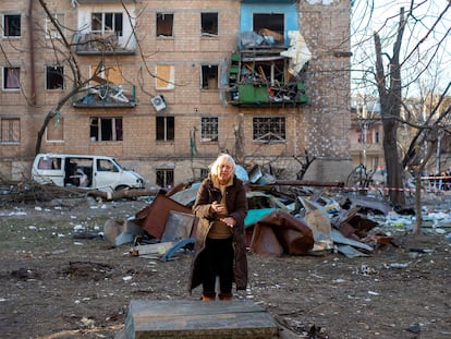 Una mujer frente a un edificio dañado por los bombardeos rusos, en Kiev (Ucrania).