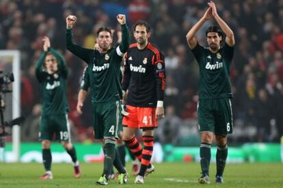 Los jugadores del Madrid celebran la victoria en Old Trafford.