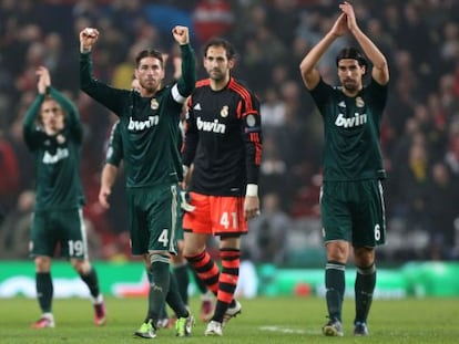 Los jugadores del Madrid celebran la victoria en Old Trafford.