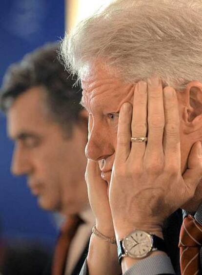 Bill Clinton, en primer plano, y Gordon Brown, ayer en Watford.