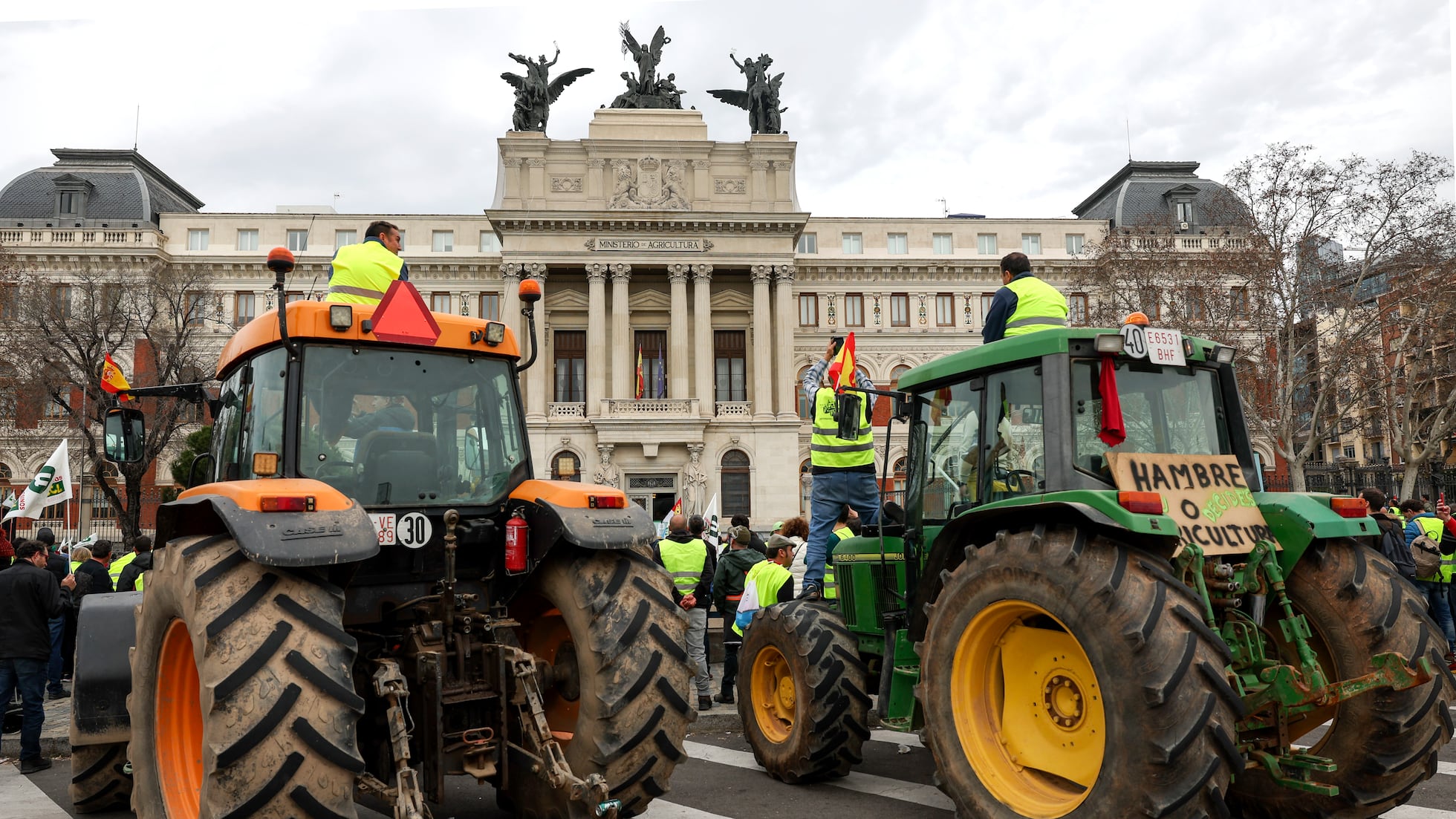 Protestas agrícolas del 21 de febrero de 2024 | Cerca de 4.000 agricultores y cientos de tractores toman el centro de Madrid | Economía | EL PAÍS