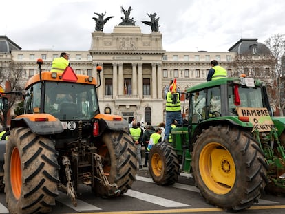 Tractores estacionados frente a la sede del Ministerio de Agricultura en Madrid.