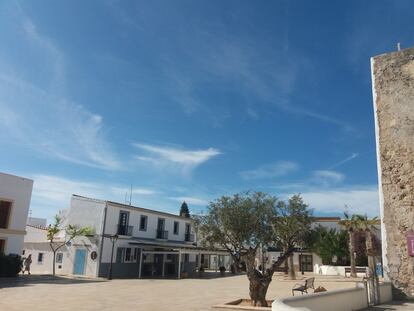 La plaza de la Constitución, en Sant Francesc (Formentera), con el bar Centro cerrado por la crisis del coronavirus.