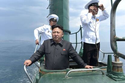 El líder norcoreano Kim Jong Un en la torreta de un submarino durante su inspección al Ejército Popular Coreano (KPA) Unidad Naval 167. Foto sin fecha difundida hoy por la agencia Central de Noticias Coreana (KCNA) en Pyongyang.