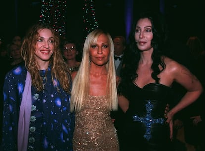 La prensa sensacionalista ha buscado el enfrentamiento entre Cher (derecha) y Madonna (izquierda) durante más de dos décadas. Una de las pocas veces que se les ha visto juntas ha sido en la fiesta que la diseñadora Donatella Versace organizó por su cumpleaños en 1998.