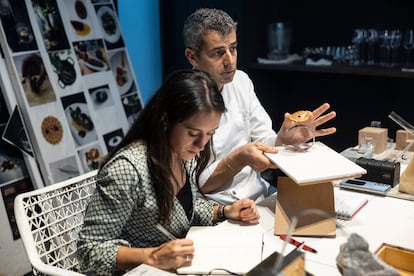 Los cocineros Mateu Casañas, Eduard Xatruch y Oriol Castro, en la reunión de mesa creativa, donde inspeccionan distintos utensilios que van usar en sus servicios. 