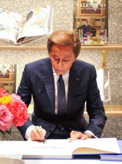 Valentino firmando un ejemplar en el lanzamiento de 'En la mesa del emperador' en Nueva York.