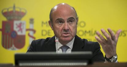 El Ministro de Economía, Luis de Guindos, y la Secretaria de Estado, Irene Garrido, en la sede del ministerio.